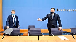 El ministro de Sanidad alemán Jens Spahn (dcha) y el presidente del Instituto Robert Koch Lothar Wieler (izda) antes de la rueda de prensa