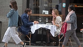 Las autoridades europeas piden a sus ciudadanos limitar sus salidas sociales y permanecer en casa como medida preventiva frente a la COVID-19.