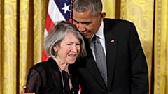 Поэтесса Луиза Глюк с экс-президентом США Бараком Обамой в 2016 году. 