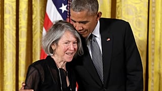Поэтесса Луиза Глюк с экс-президентом США Бараком Обамой в 2016 году. 