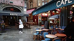 Nő sétál el Lyon középkori, Unesco védelem alatt álló központjában 2020 október 2-án