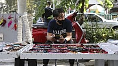 جوان دست‌فروش در تهران