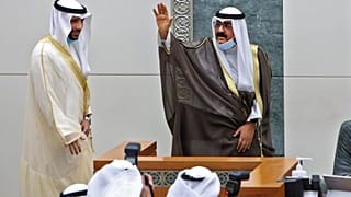 ولي العهد الكويتي الجديد الشيخ مشعل الأحمد الجابر الصباح أمام رئيس مجلس النواب مرزوق الغانم أثناء أدائه اليمين في البرلمان