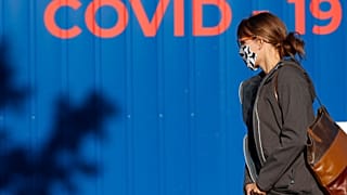 Frau vor einer Covid-Teststation in Prag.