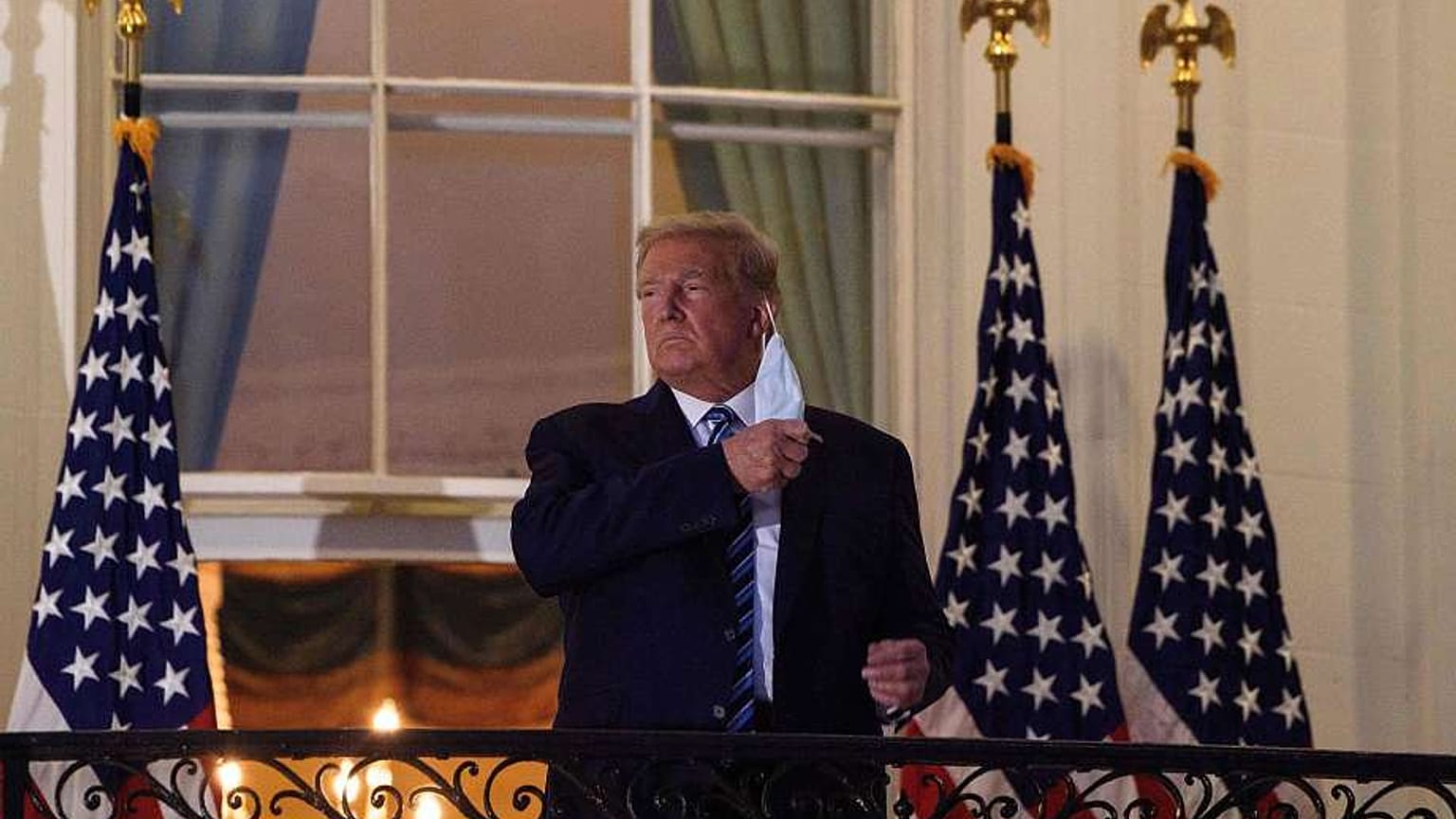 Donald Trump maskesini çıkartırken