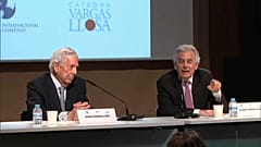 Mario Vargas Llosa y su hijo Álvaro Vargas Llosa charlan durante el homenaje celebrado en el Instituto Cervantes de Madrid