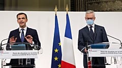 Le ministre de la Santé, Olivier Véran, et le ministre de l'Economie, Bruno Le Maire, font le point sur les restrictions imposées en France, le 8 octobre 2020