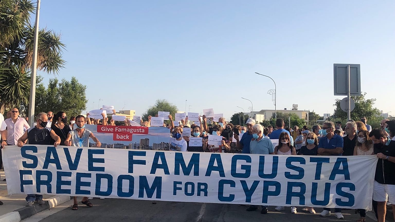 Εκδήωση διαμαρτυρίας για το άνοιγμα της παραλίας στα Βαρώσια
