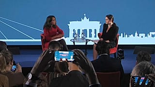 La journaliste d'euronews Isabelle Kumar, à gauche, et l'opposante bélarusse Svetlana Tikhanovskaïa à droite, Brastislava, 8 octobre 2020