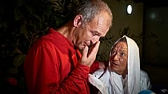 La francesa Sophie Pétronin, liberada tras casi cuatro años de cautiverio, junto a su hijo en Bamako