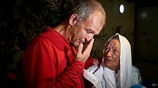 La francesa Sophie Pétronin, liberada tras casi cuatro años de cautiverio, junto a su hijo en Bamako