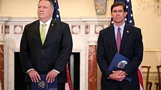 وزير الخارجية مايك بومبيو (يسار) ووزير الدفاع مارك إسبر يحضران مؤتمرا صحفيا للإعلان عن إعادة إدارة ترامب للعقوبات على إيران