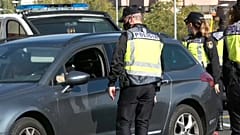 Policías controlan vehículos en una de las carreteras de salida de Madrid 