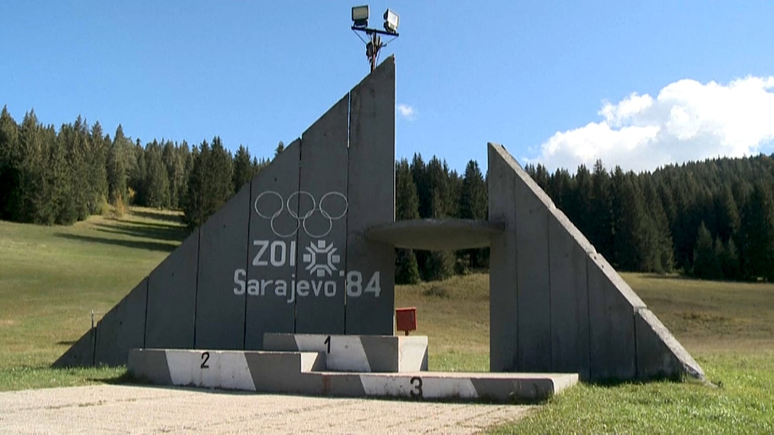 A műjégpálya alatt mentették át a téli olimpia relikviáit Szarajevóban 
