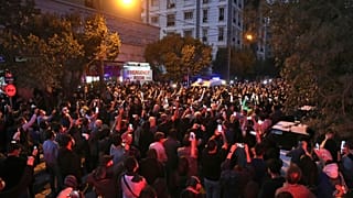 تجمع دوستداران شجریان در برابر بیمارستان جم