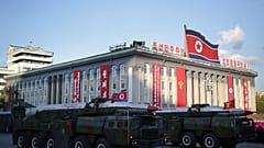 Az északi koreai Munkáspárt alapításának 70. évfordulóján tartott katonai parád 2015. október 10-én