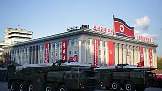 Az északi koreai Munkáspárt alapításának 70. évfordulóján tartott katonai parád 2015. október 10-én