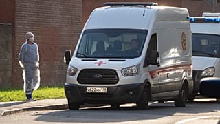 Кареты "Скорой помощи" у приёмного отделения для больных COVID-19 в Петербурге