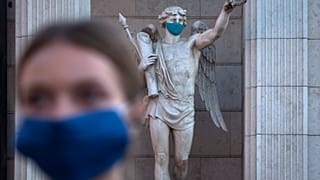 Во многих странах говорят о второй волне коронавируса, а люди ведут себя беззаботнее, чем весной