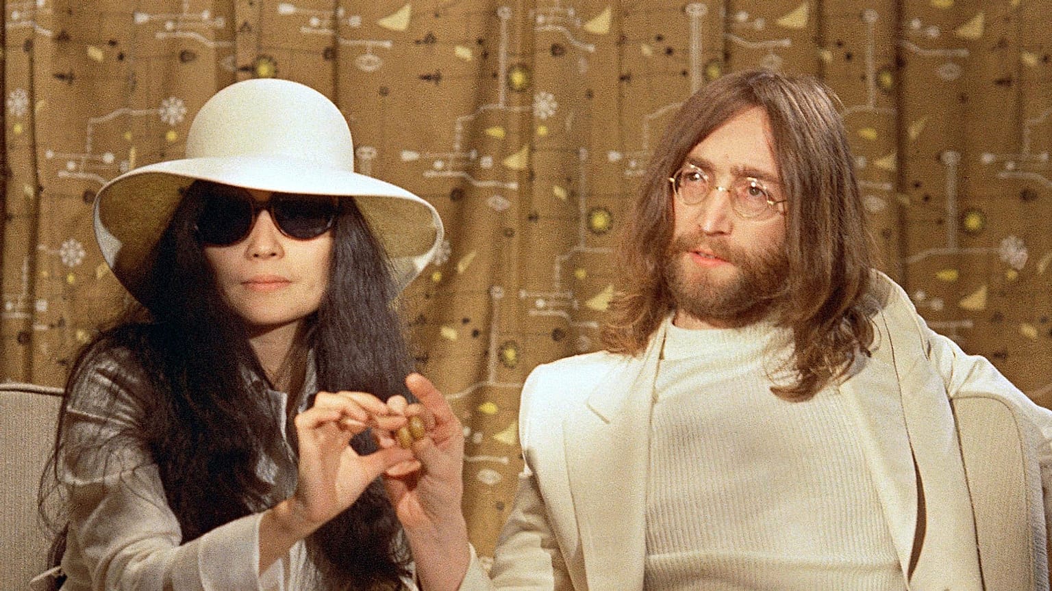 Yoko Ono e John Lennon numa conferência de imprensa em 1969