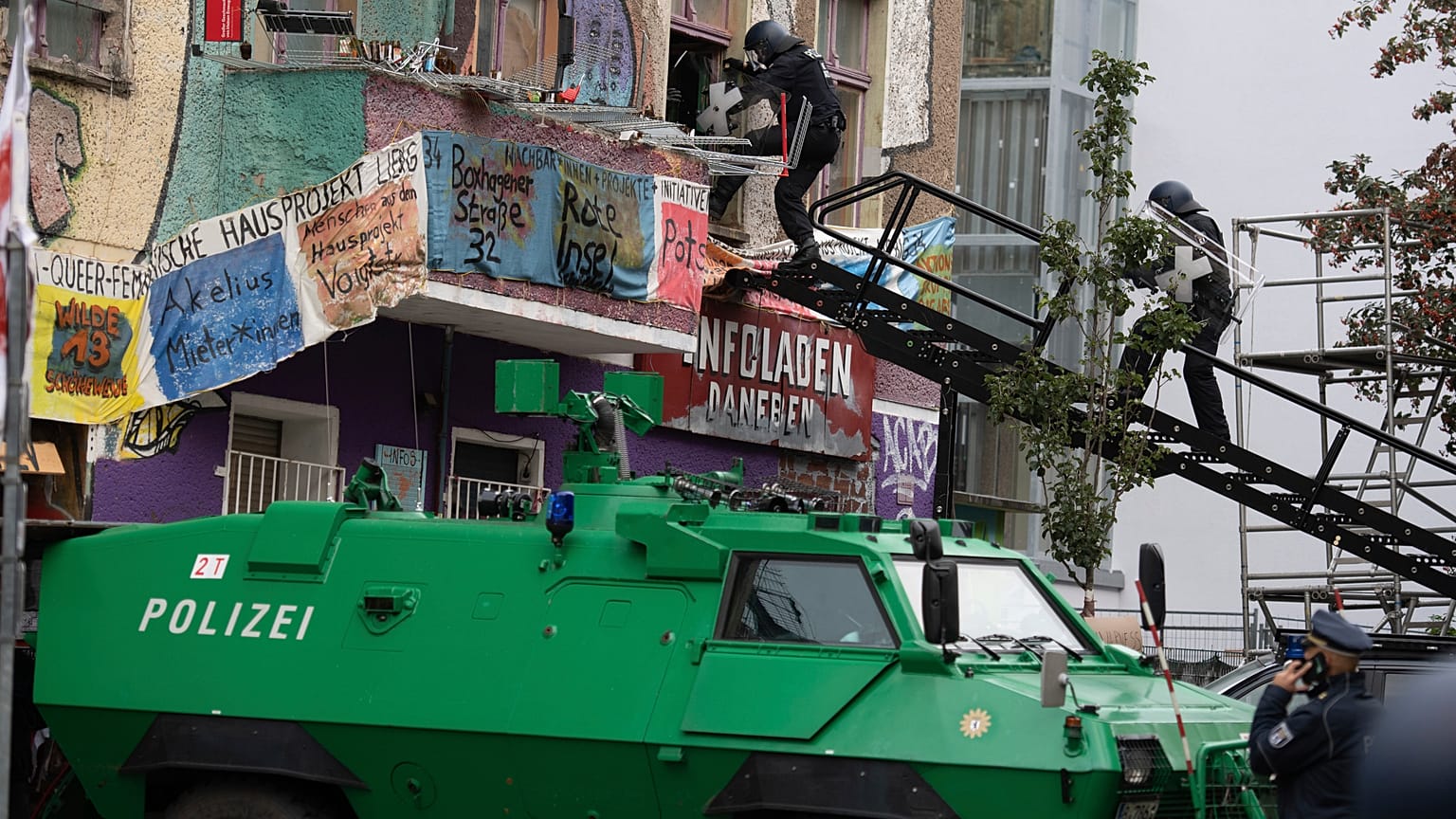 Polizisten gehen in das besetzte Haus in der Liebigstraße 34.