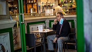 Un cliente de un bar del centro de Madrid este viernes 9 de octubre
