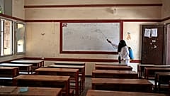تطهير فصل دراسي كإجراء وقائي ضد انتشار فيروس كورونا في مدرسة حكومية في صنعاء، السبت 29 أغسطس 2020