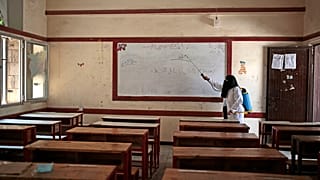 تطهير فصل دراسي كإجراء وقائي ضد انتشار فيروس كورونا في مدرسة حكومية في صنعاء، السبت 29 أغسطس 2020