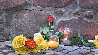 Blumen vor der Synagogue in Halle/Saale