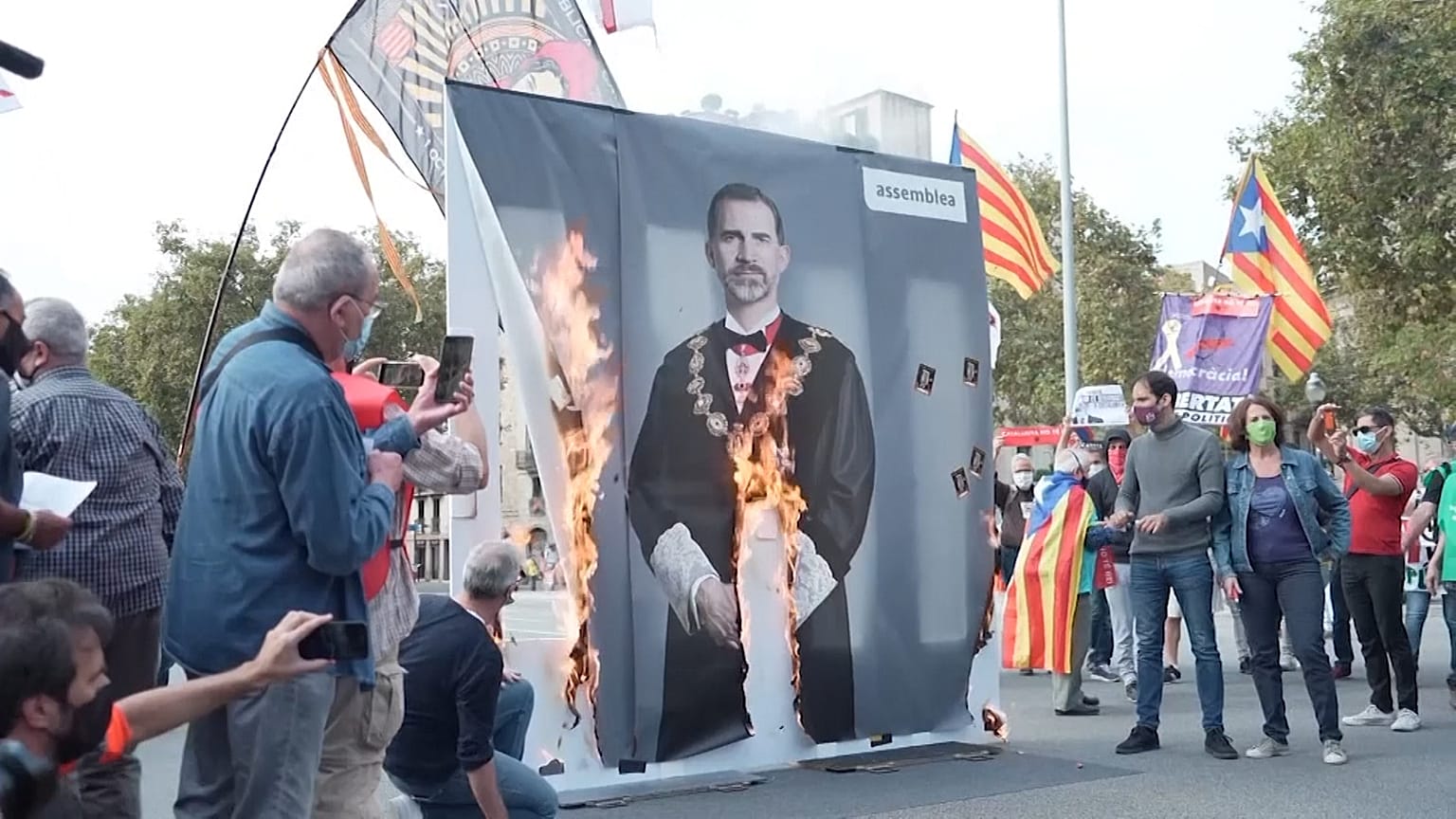 ویدئو؛ پوستر پادشاه اسپانیا همزمان با بازدید وی از بارسلون به آتش کشیده شد