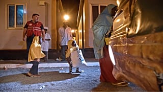 أفراد عائلة نيجيرية أثناء ترحيلهم من الجزائر إلى بلادهم