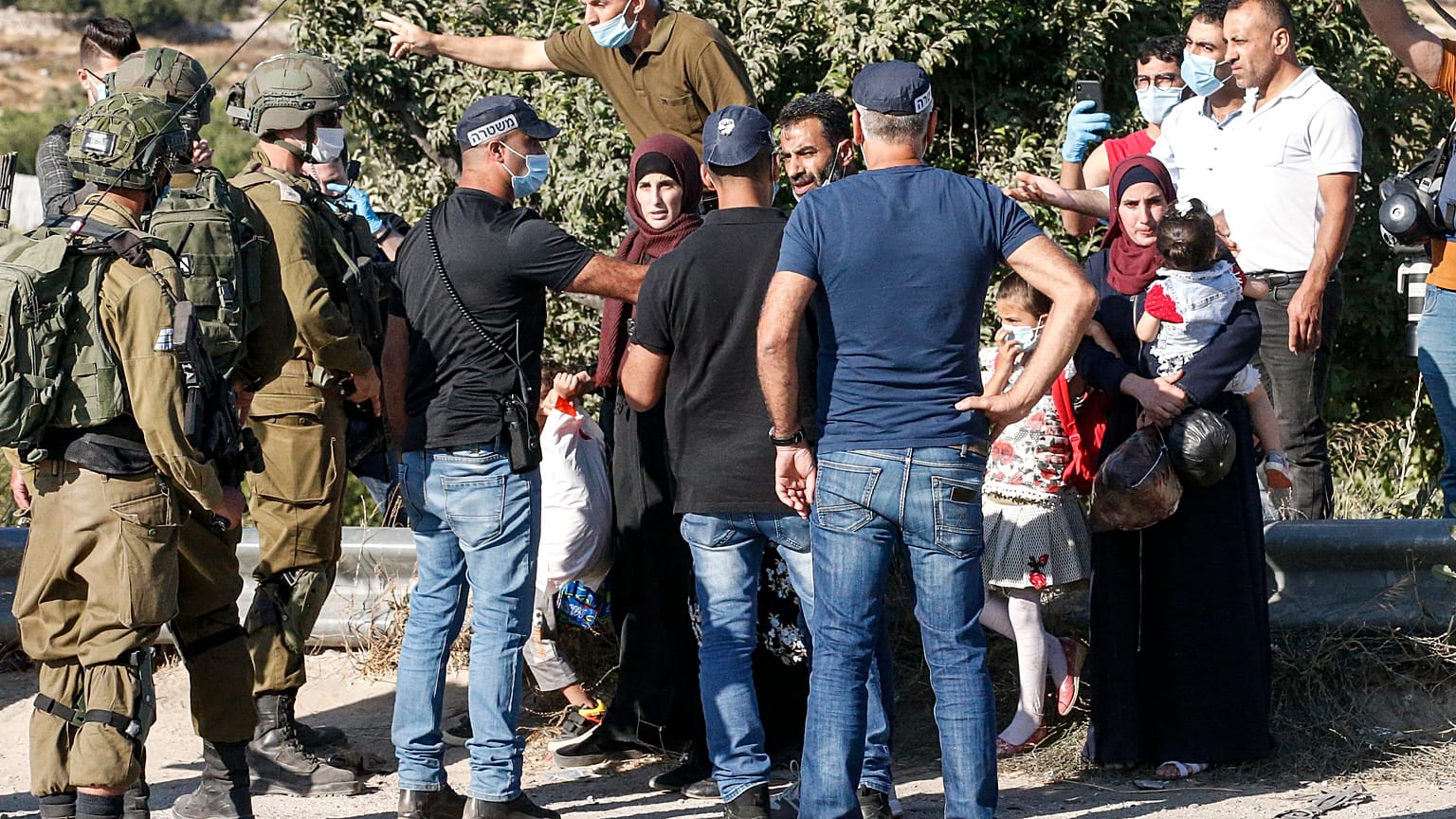 جنود وعناصر شرطة إسرائيليون يمنعون فلسطينيين من المضي في طريقهم في الضفة الغربية