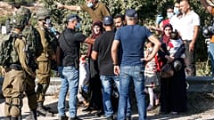جنود وعناصر شرطة إسرائيليون يمنعون فلسطينيين من المضي في طريقهم في الضفة الغربية