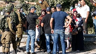 جنود وعناصر شرطة إسرائيليون يمنعون فلسطينيين من المضي في طريقهم في الضفة الغربية