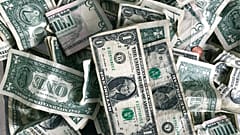سيدة تحتال على المحلات وتكسب ثروة من بيع مسروقات