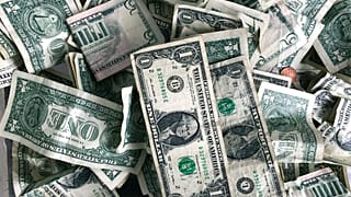 سيدة تحتال على المحلات وتكسب ثروة من بيع مسروقات