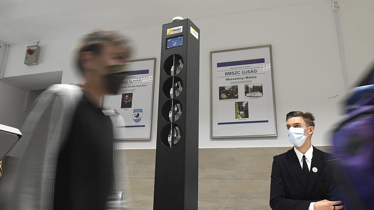 Diák halad el a Budapesti Műszaki Szakképzési Centrumban felállított digitális testhőmérő kapu mellett 2020. október 1-jén.