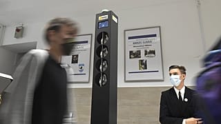 Diák halad el a Budapesti Műszaki Szakképzési Centrumban felállított digitális testhőmérő kapu mellett 2020. október 1-jén.
