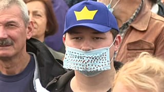 Un joven polaco participa en una manifestación antimascarillas en Varsovia