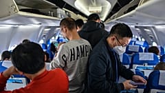 Maszkot viselnek egy Sanghajból Vuhanba tartó járat utasai