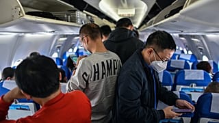 Maszkot viselnek egy Sanghajból Vuhanba tartó járat utasai