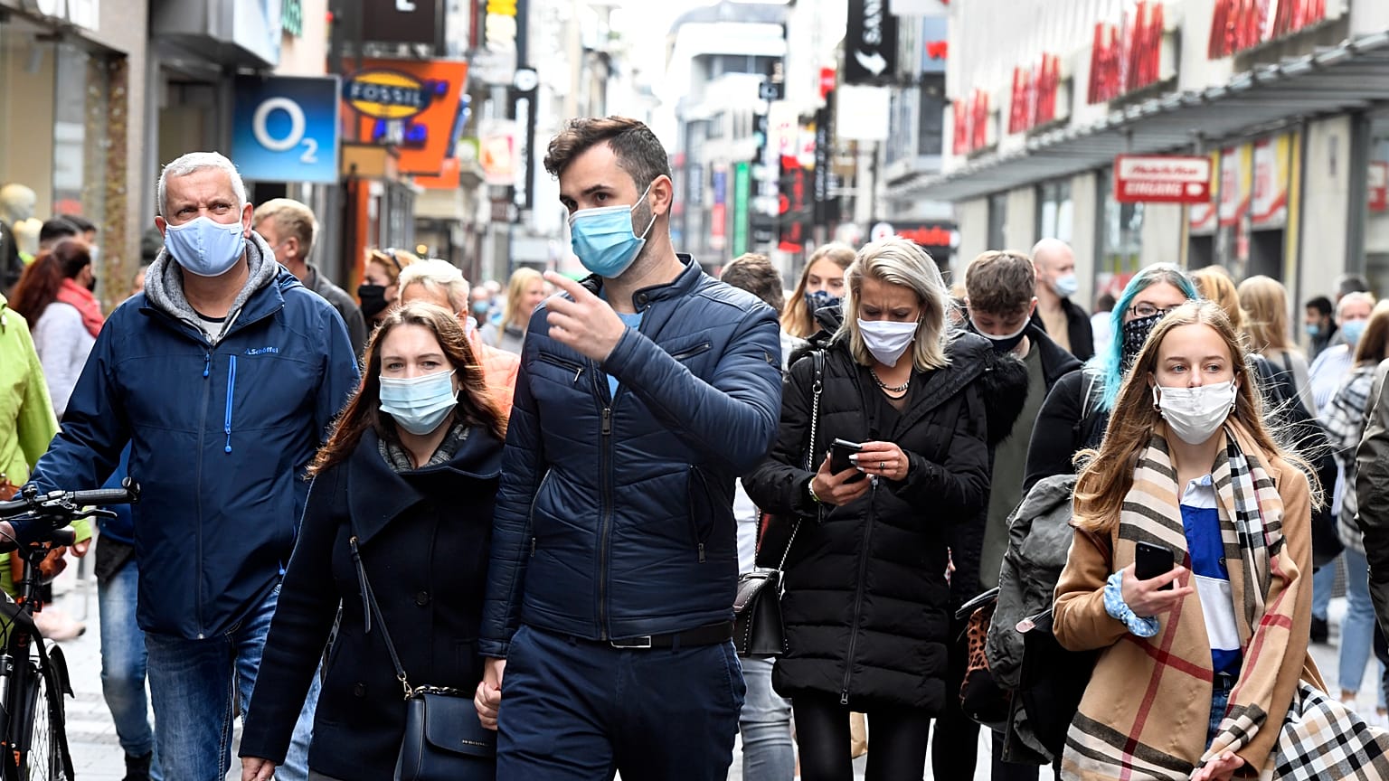 Gente caminando en el centro de la ciudad de Colonia, Alemania, el sábado 10 de octubre de 2020