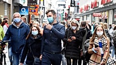 Gente caminando en el centro de la ciudad de Colonia, Alemania, el sábado 10 de octubre de 2020