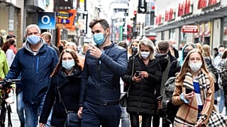 Gente caminando en el centro de la ciudad de Colonia, Alemania, el sábado 10 de octubre de 2020