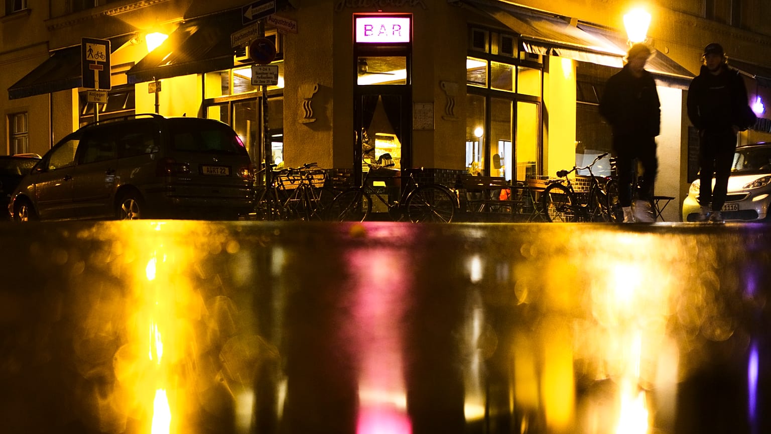 Berliner Eckkneipe im Regen 