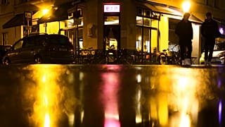 Berliner Eckkneipe im Regen 