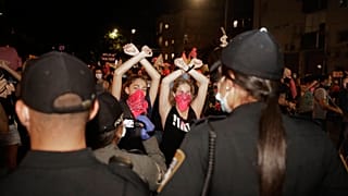 Manifestantes israelíes marchan en la calle durante una manifestación contra el primer ministro israelí, Benjamín Netanyahu, en Tel Aviv, Israel, el 10 de octubre de 2020.