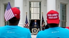 El sábado 10 de octubre decenas de negros y latinos marcharon a favor del mandatario republicano hasta los jardines de la Casa Blanca en Washignton.