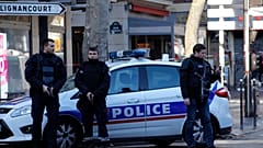 أمام أحد مراكز الشرطة في باريس 