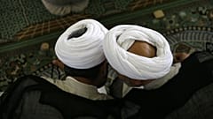صحبت‌های درگوشی دو ملای ایرانی در میانه نماز